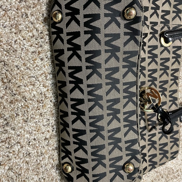 I switch out my purses a lot so I did not carry it for very long - Picture 3 of 7